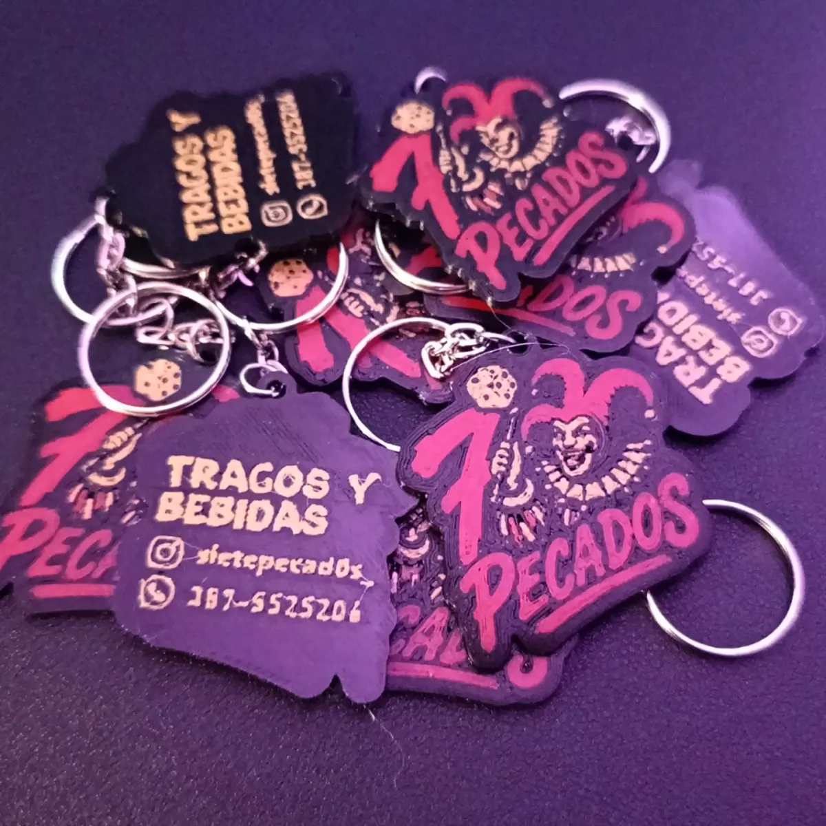 Llaveros del bar 7 Pecados impresos en 3D en violeta y rosa