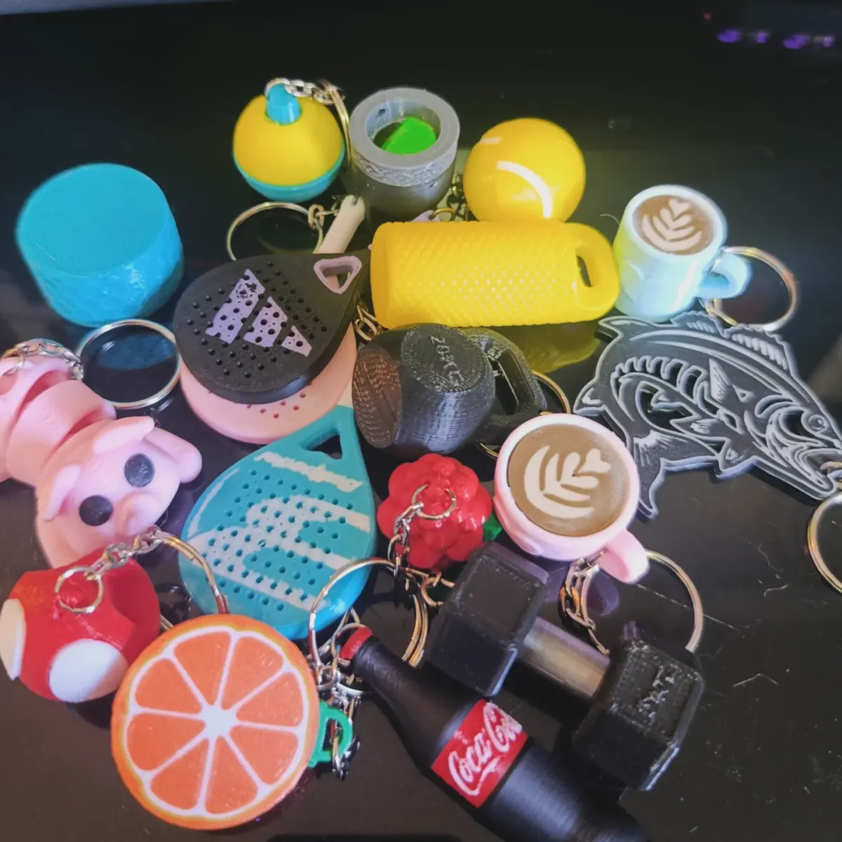 Llaveros con diseños variados impresos en 3D