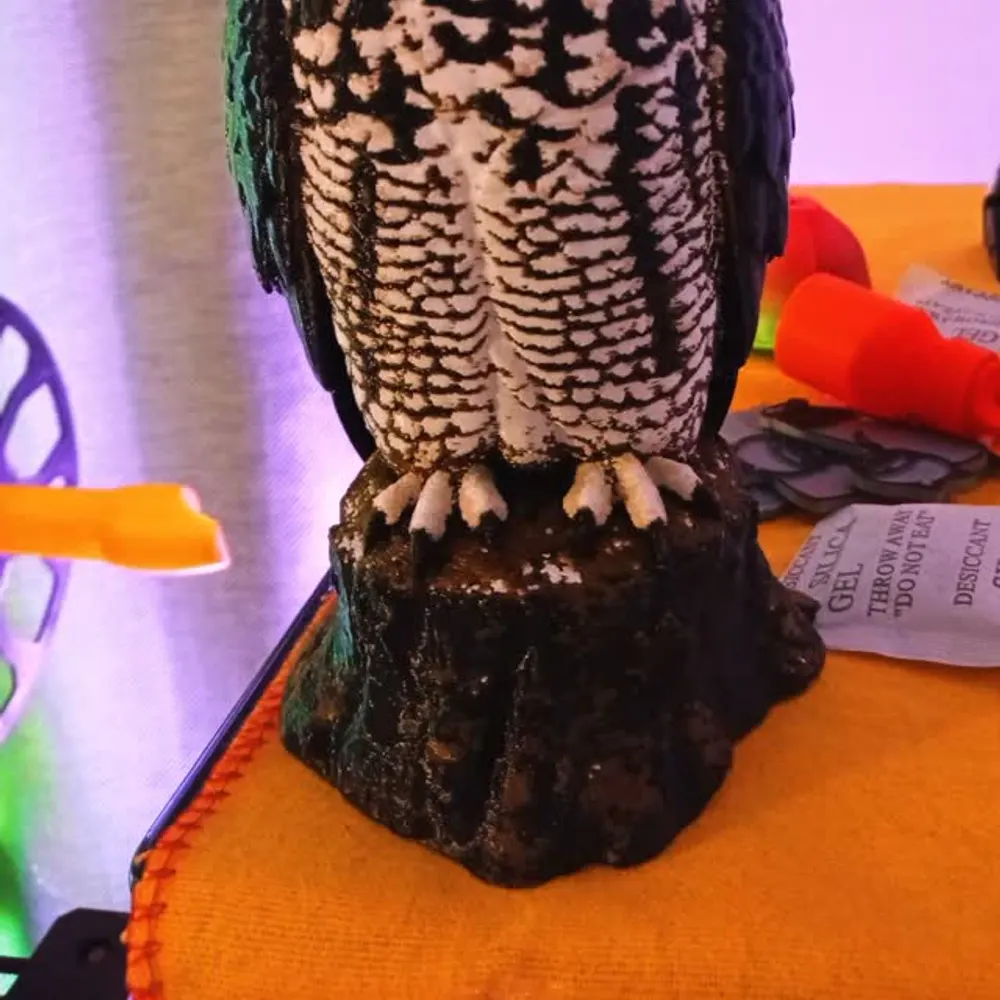 Búho impreso en 3D recién terminado sobre la impresora