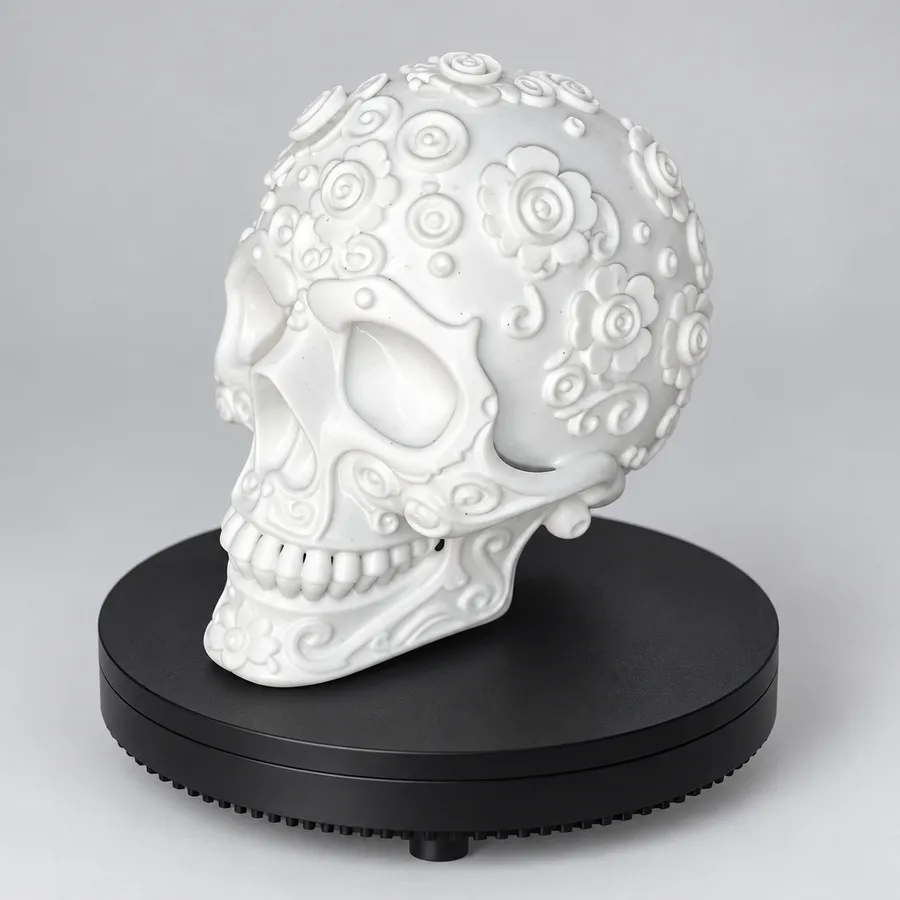 Calavera decorada girando sobre un expositor negro impreso en 3D